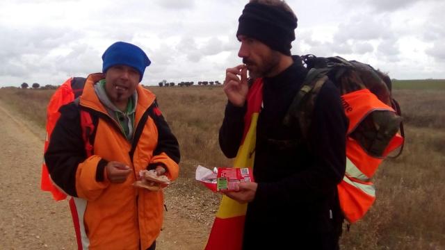 Los dos exsoldados, David Thovar y Fernando Tello, en un momento de su caminata.