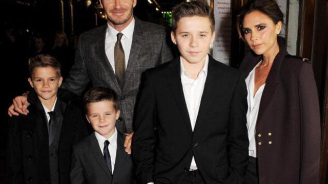 El matrimonio junto a sus tres hijos varones.