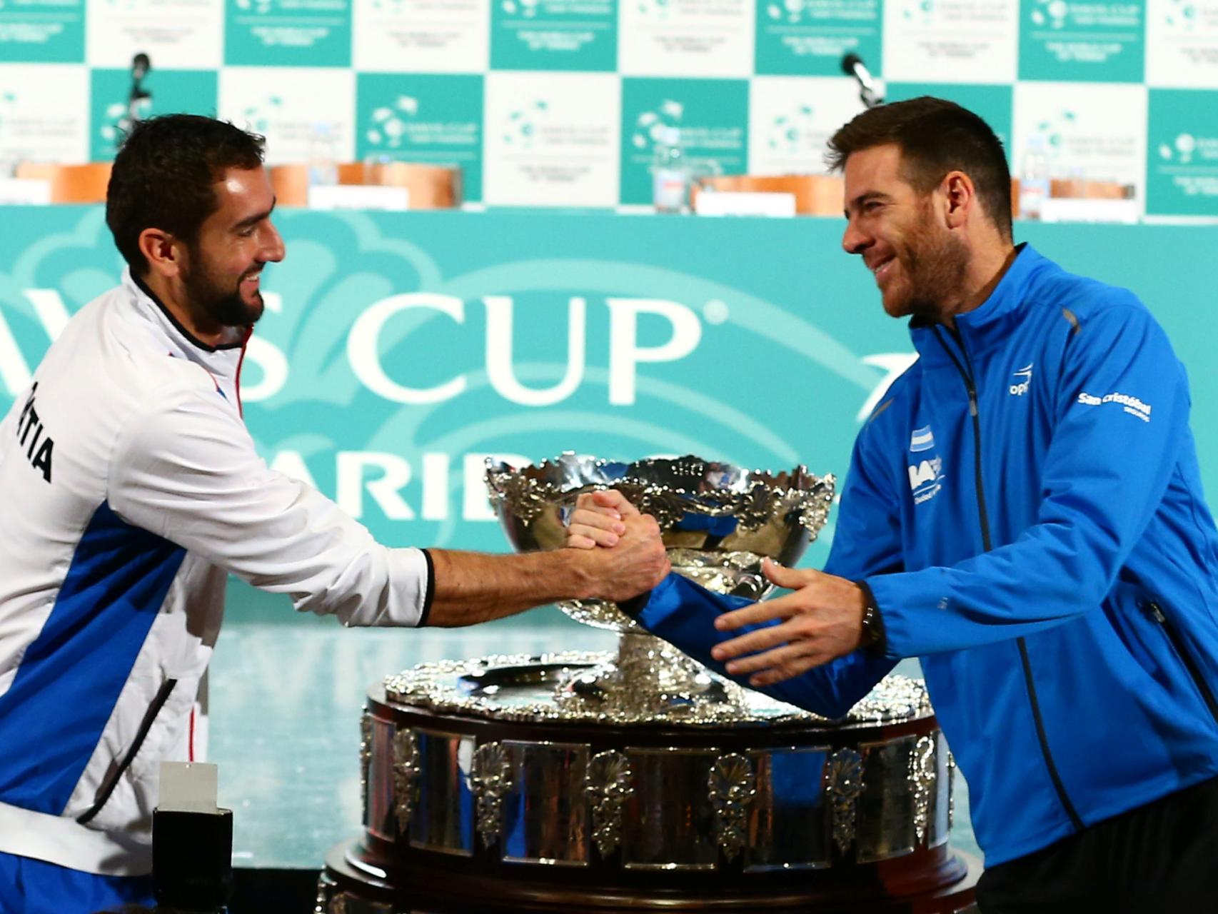 Marin Cilic y Juan Martín Del Potro se saludan ante la ensaladera.