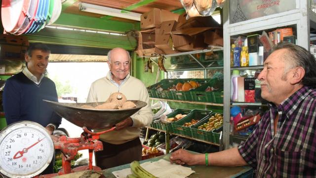 Francisco González, presidente de BBVA y Javier Flores, director de la Fundación Microfinanzas BBVA, con Vicente Amaya