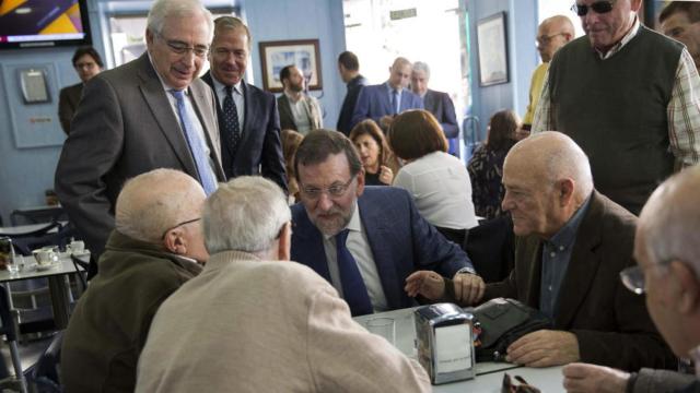 El presidente del Gobierno, Mariano Rajoy, en una reunión con pensionistas.