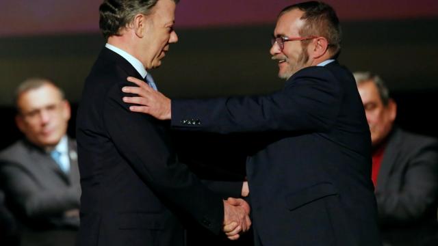 Santos y Timochenko han firmado el nuevo acuerdo en Bogotá.