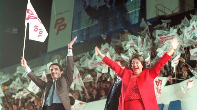 Rita Barberá en un mitin de José María Aznar en 1996 en el campo de fútbol de Mestalla.