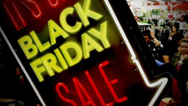 Cartel 'Black friday' en una tienda llena de compradores.