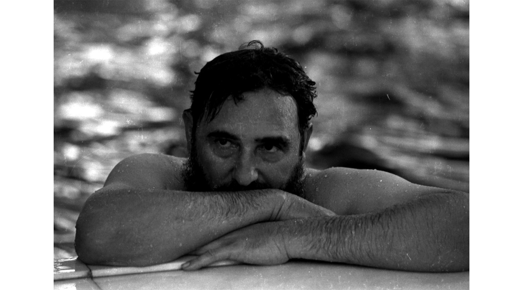 Fidel Castro se toma un baño durante una visita a Rumanía en 1972./ Reuters