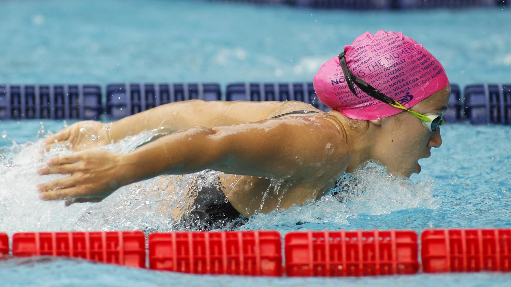 África Zamorano nadando una prueba.