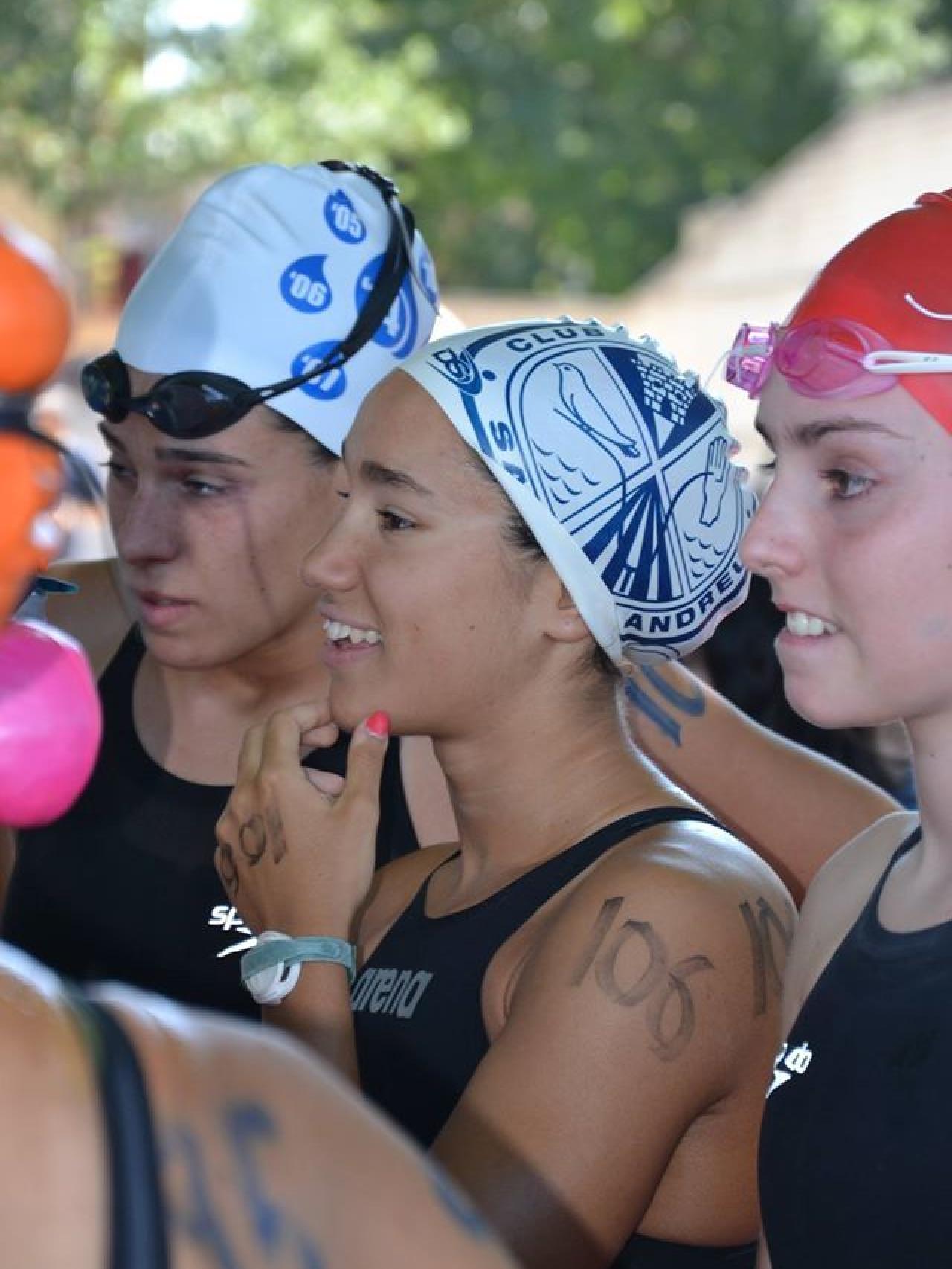 Zamorano junto a varias compañeras.