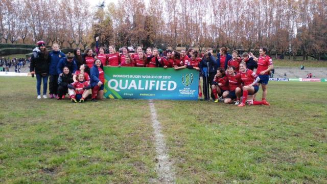 Las jugadoras de la selección española de rugby celebran su clasificación.