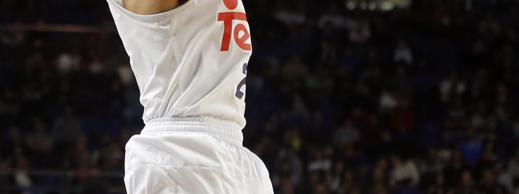 Sergio Llull lanza durante el Madrid-ICL Manresa.