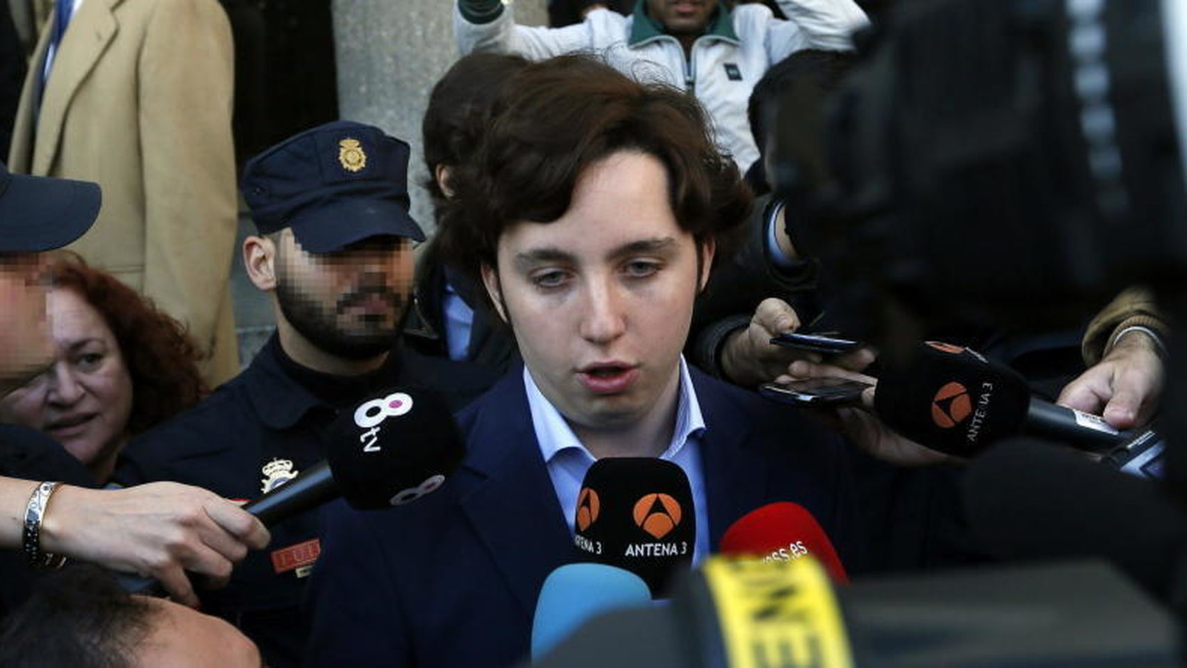 El 'pequeño Nicolás' en la puerta de los juzgados en una imagen de archivo.