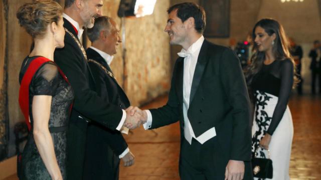 Los Reyes y el presidente de Portugal saludan a Iker Casillas y a su esposa, Sara Carbonero.