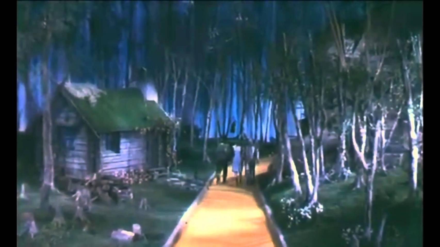 Fotograma con la mancha sospechosa al fondo de El mago de Oz.