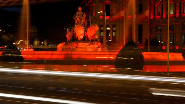 La Cibeles, teñida de rojo con motivo de la Gala Sida.