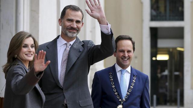 El rey de España, Felipe VI y la reina Letizia  junto al alcalde de Lisboa, Fernando Medina.