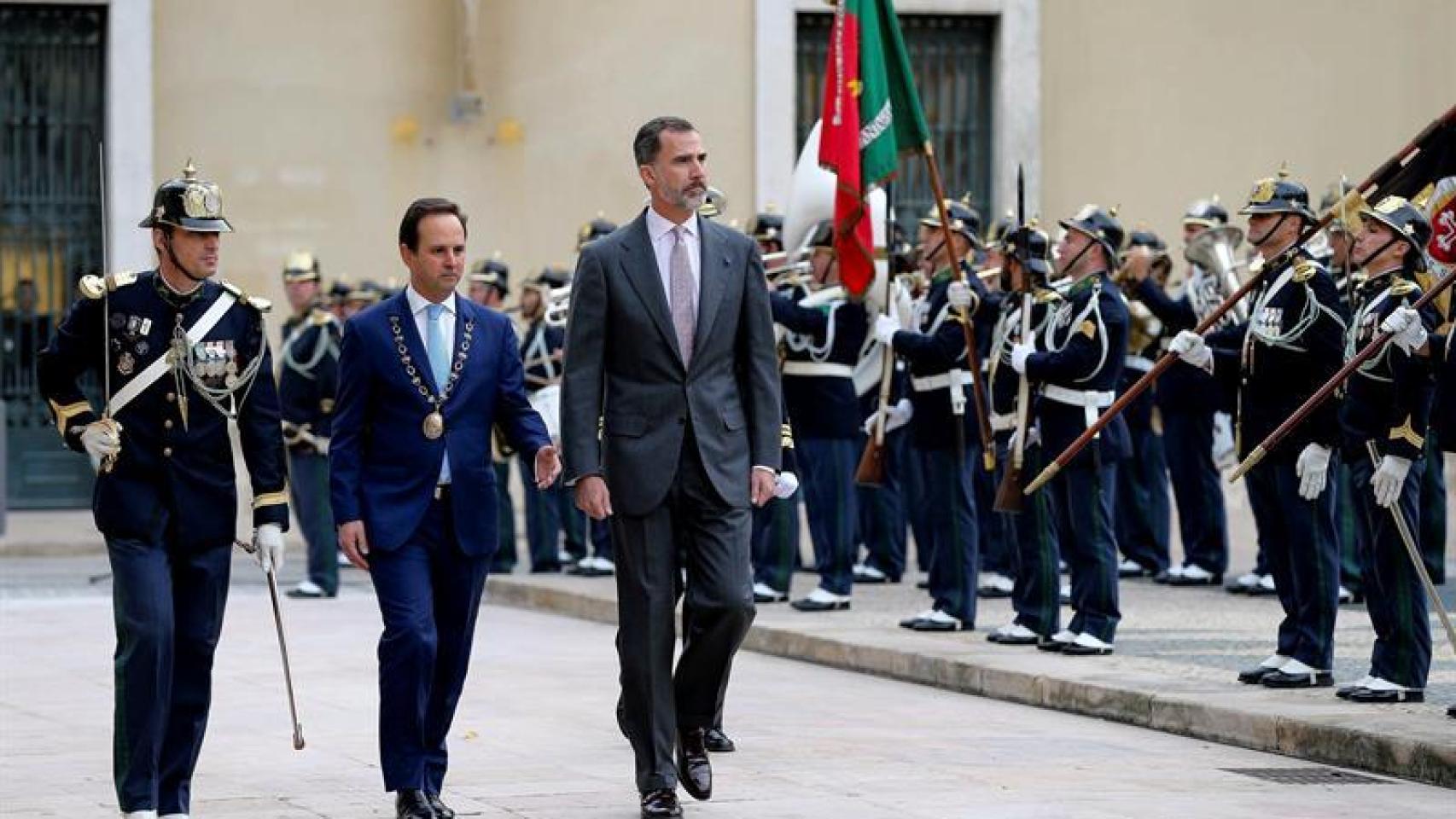 Felipe VI, junto al alcalde de Lisboa, Fernando Medina.