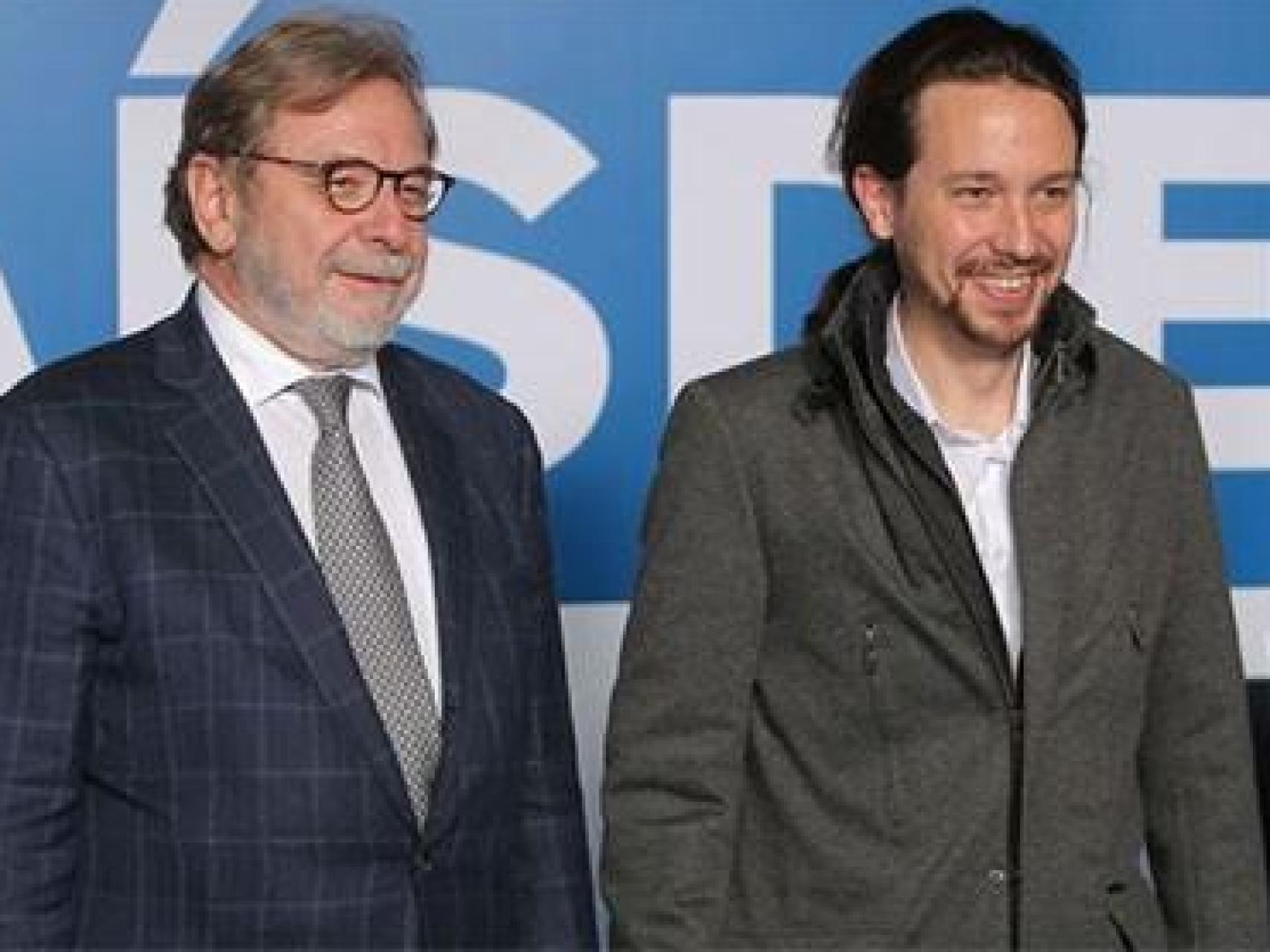 Cebrián e Iglesias en la sede de 'El País'.