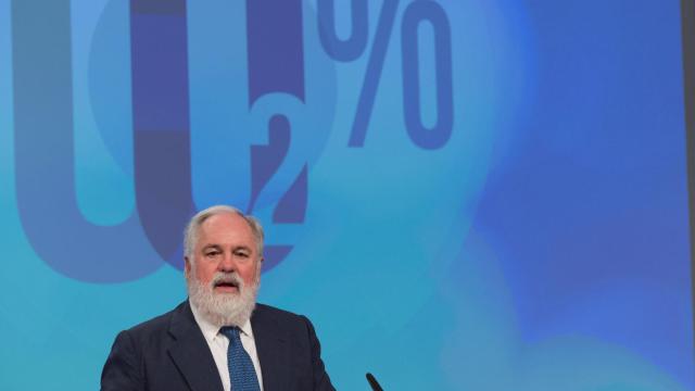 Cañete cree que los particulares que producen energía sufren demasiadas restricciones