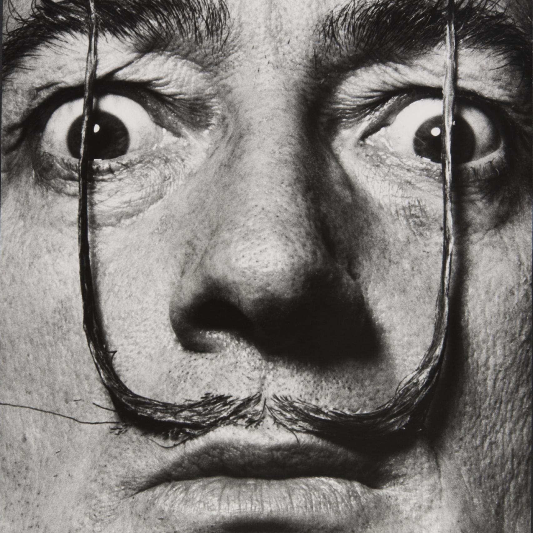 Mi bigote custodia la entrada a mi verdadero yo. Dalí por Halsman.