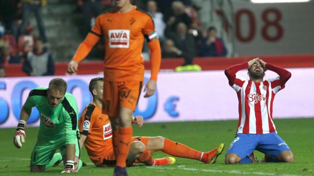 Un jugador del Sporting se lamenta en el partido de Copa ante el Eibar.