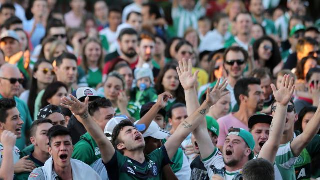 Seguidores del Chapecoense se reúnen tras el accidente de avión.