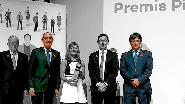 El director de Mútuacat, Ricard Macià (2º por la izda), y el presidente Puigdemont (1º por la dcha), en los Premios Pyme.