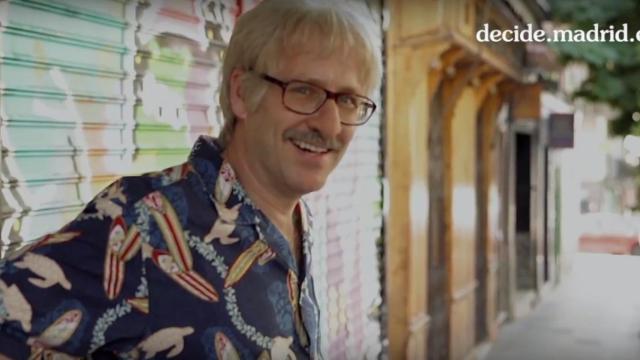 Joaquín Reyes se mete en el papel de Blas Bonilla y expone una serie de propuestas disparatadas.