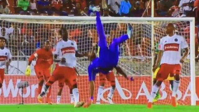 Oscarine, en el momento de la chilena.