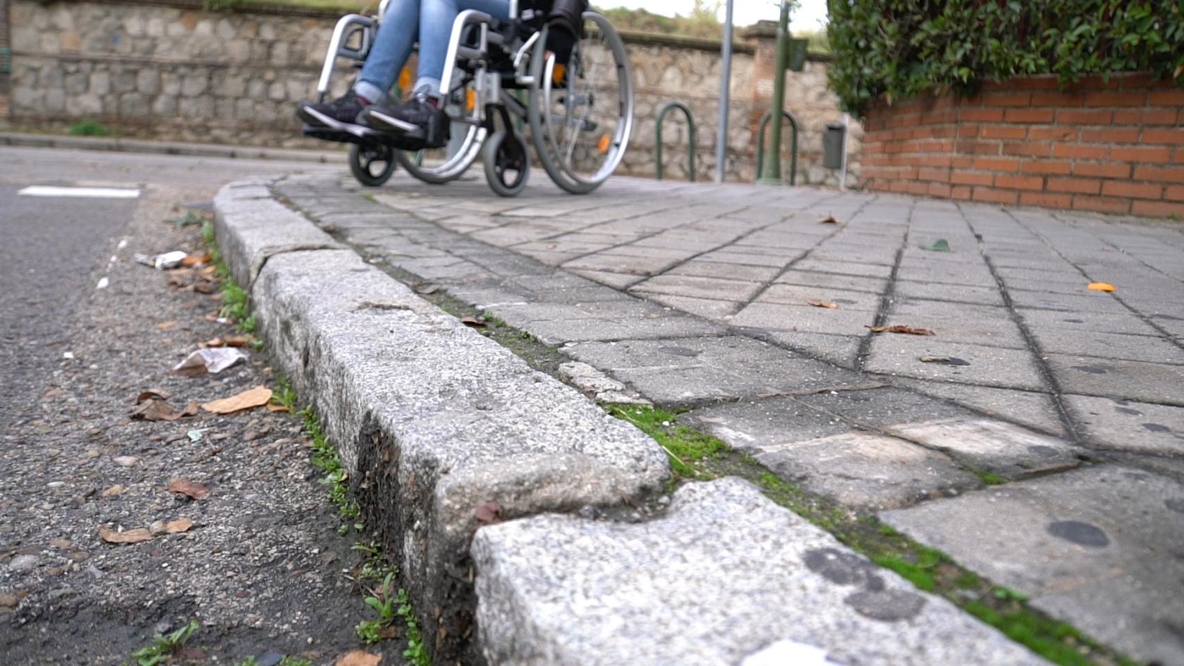 Son muchos los escalones que impiden el paso