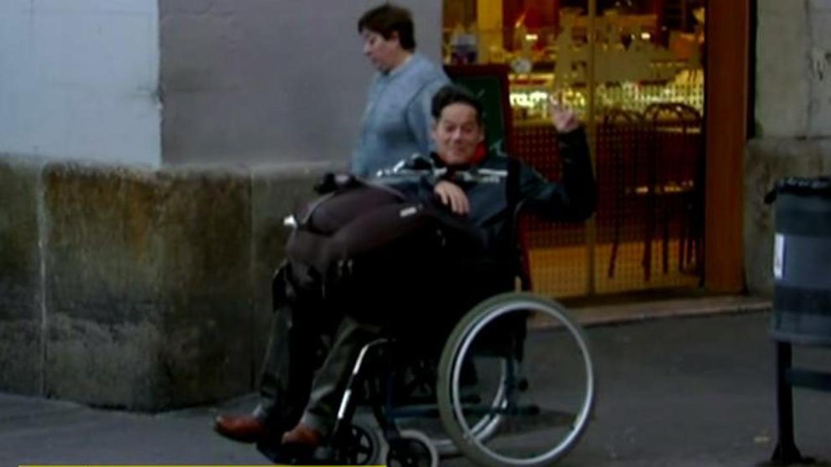 El actor Jorge Sanz saluda divertido en pleno desalojo okupa