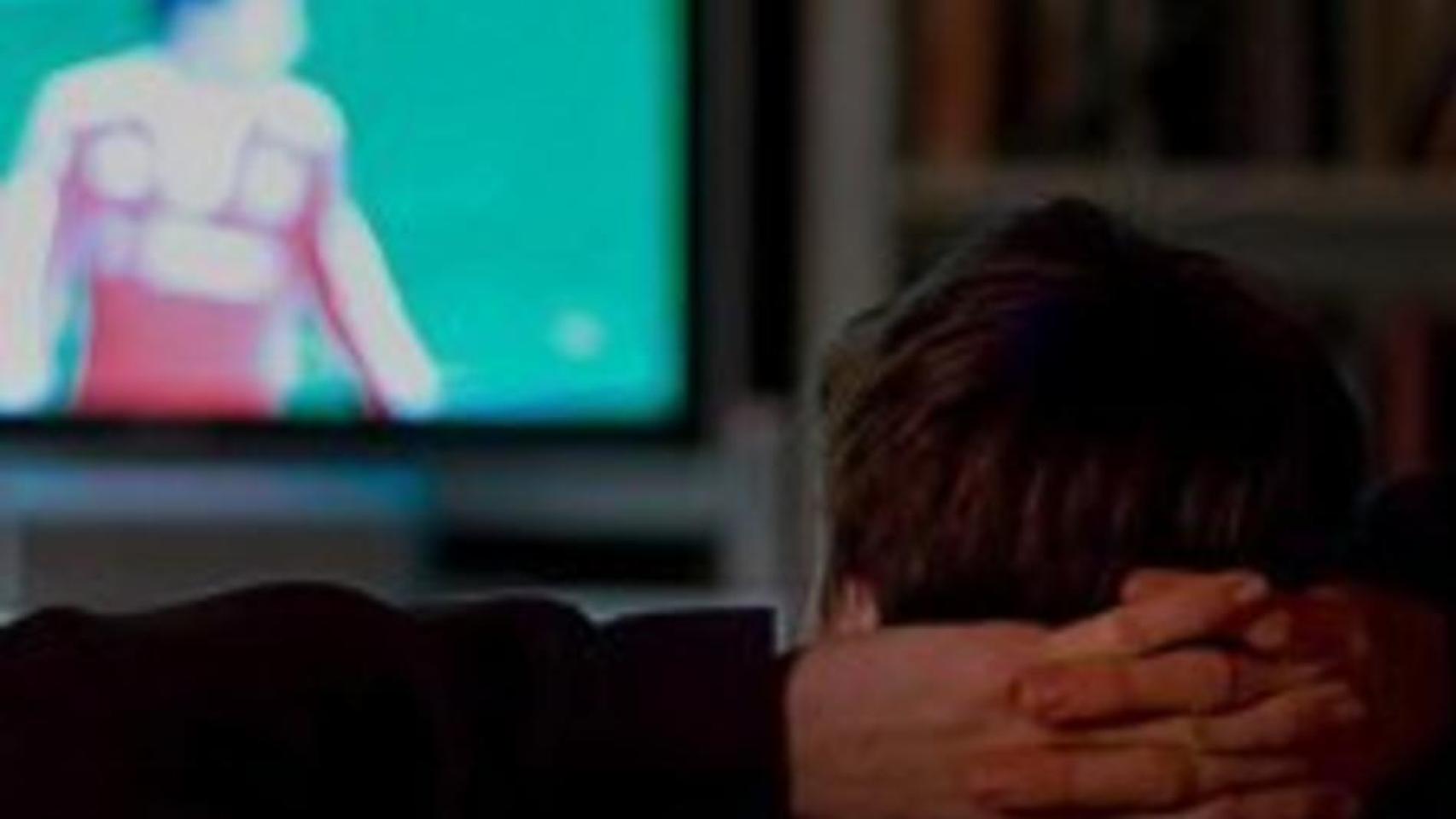 Un hombre viendo un partido de fútbol.