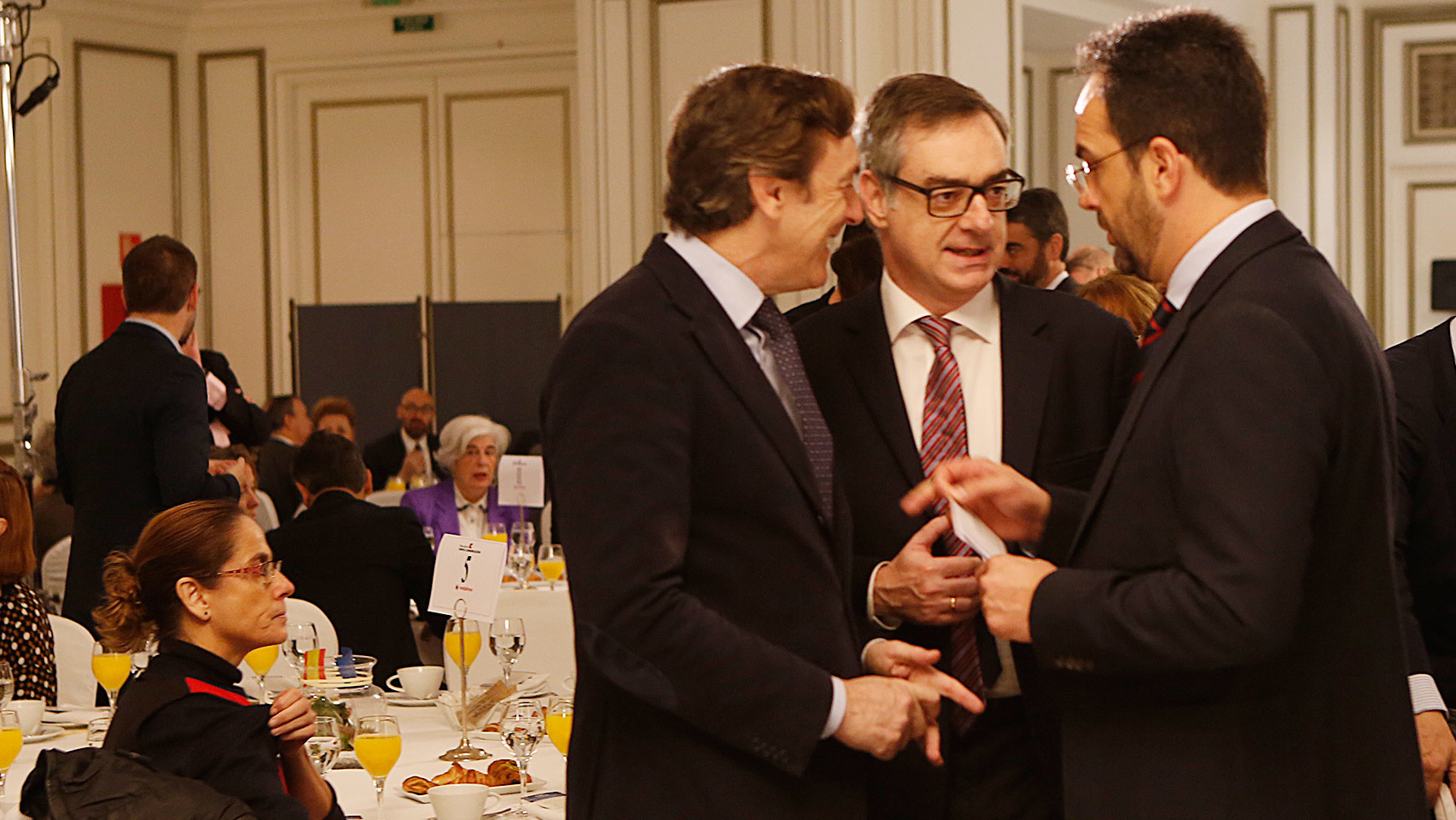 Rafael Hernando (PP), Antonio Hernando (PSOE) y José Manuel Villegas (Ciudadanos) durante el desayuno de EL ESPAÑOL