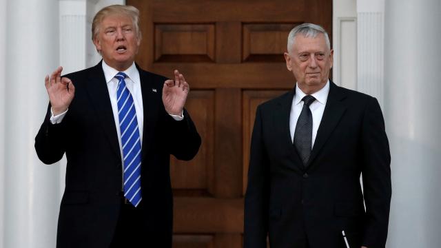 Mattis, junto a Trump en la reunión que mantuvieron hace días.