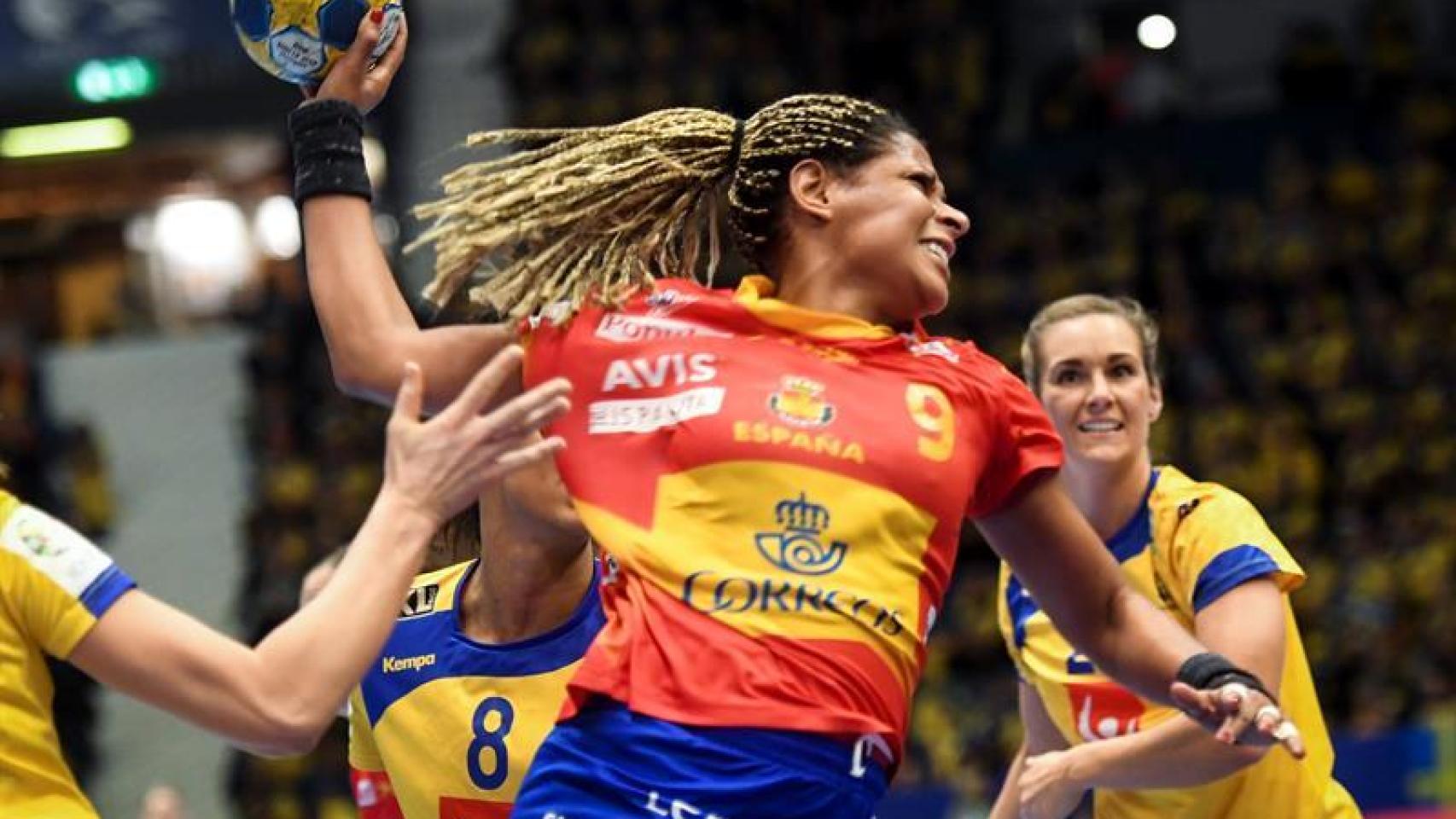 Marta Mangué dispara a puerta.