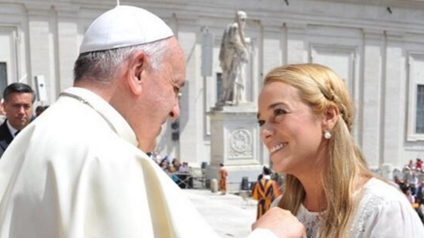 Lilian junto al Papa Francisco en 2014.