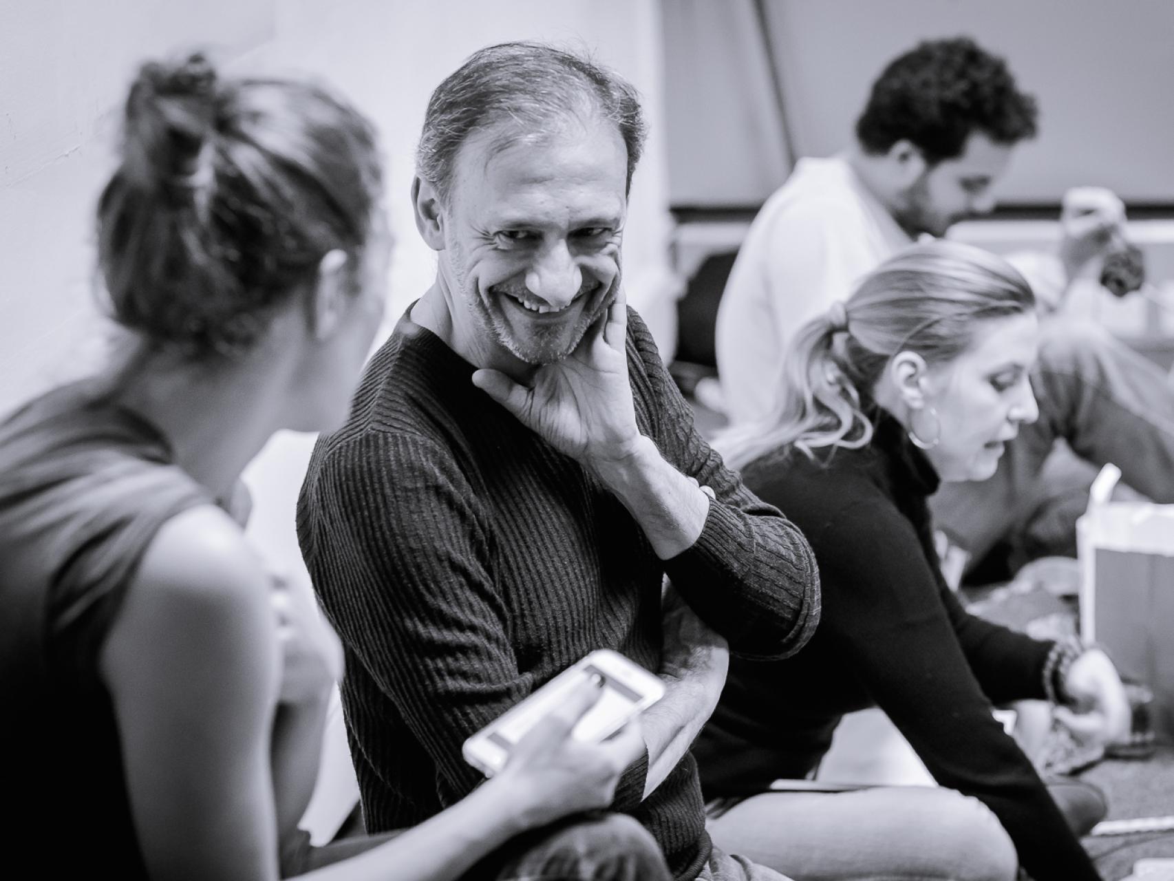 Jorge de Juan en los ensayos de Bodas de Sangre.