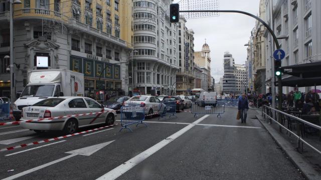 El tráfico en Gran Vía durante la mañana de este lunes.