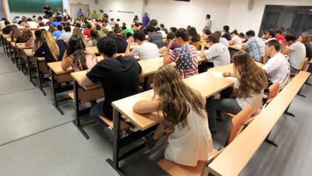 Jóvenes durante un examen.