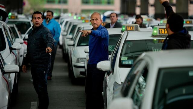 Varios taxistas junto a la estación de Atocha, en Madrid.