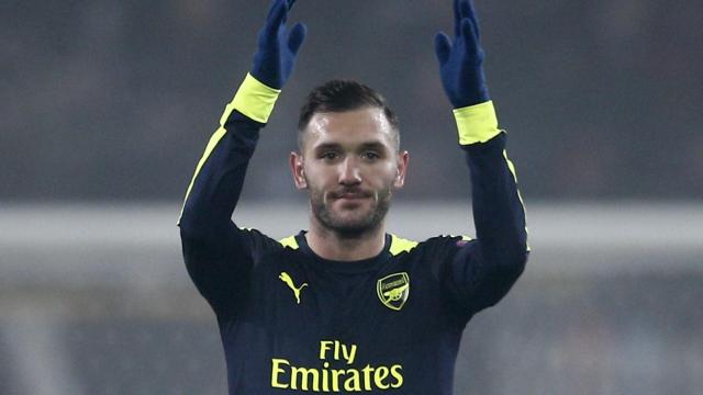 Lucas Pérez celebra sus tres goles con el Arsenal.