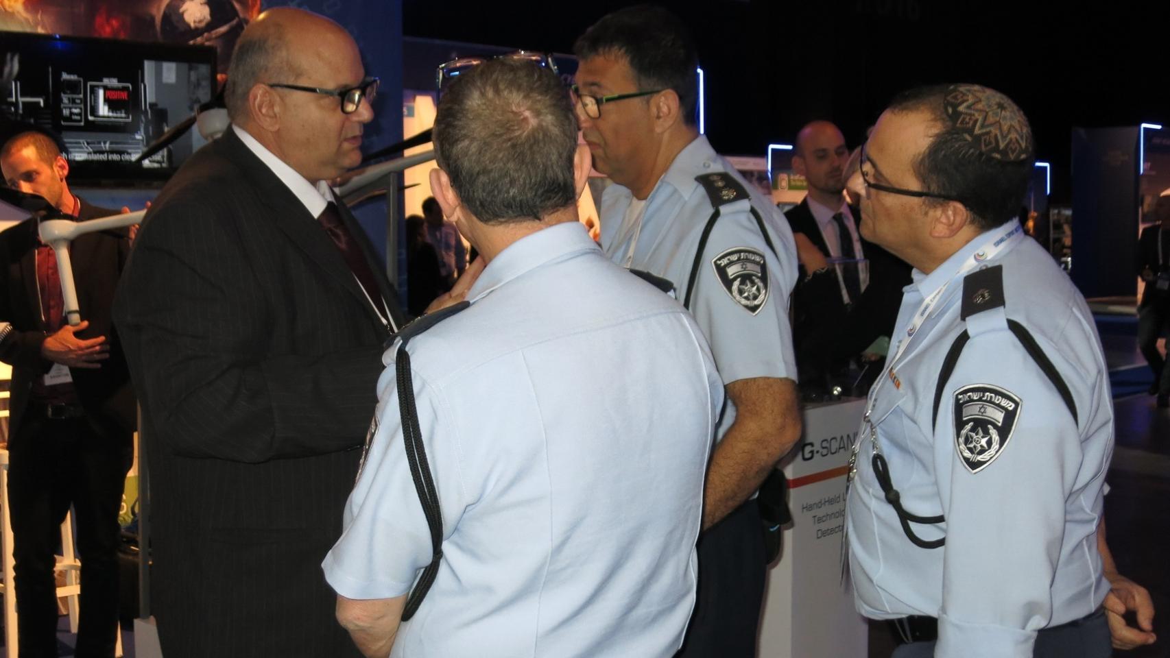 Seguridad con kipá en la feria israelí.