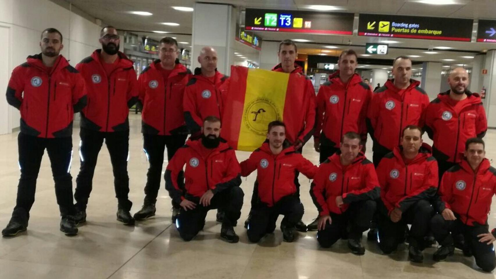 Los trece efectivos que participan en la XXX Campaña Antártica, poco antes de salir a la misión. El comandante Vélez sostiene la bandera.