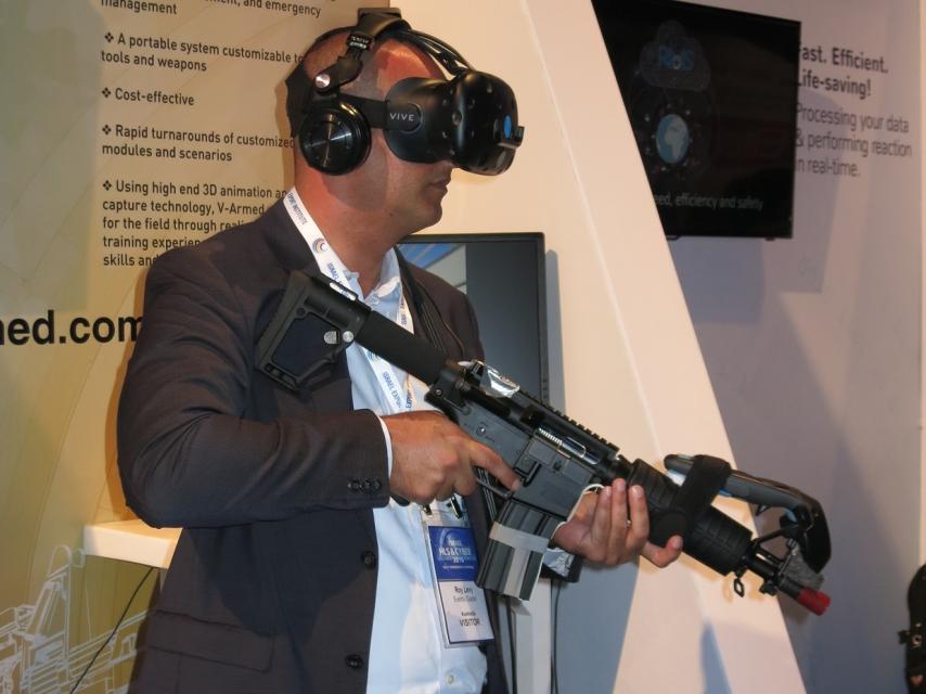 Uno de los visitantes a la feria de ciberseguridad.