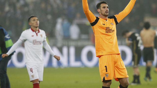 Sergio Rico celebra el pase a octavos de final.
