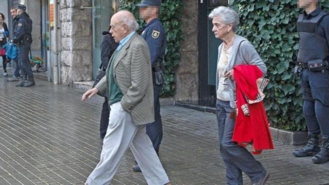 Jordi Pujol y su esposa Marta Ferrusola saliendo de su domicilio barcelonés.