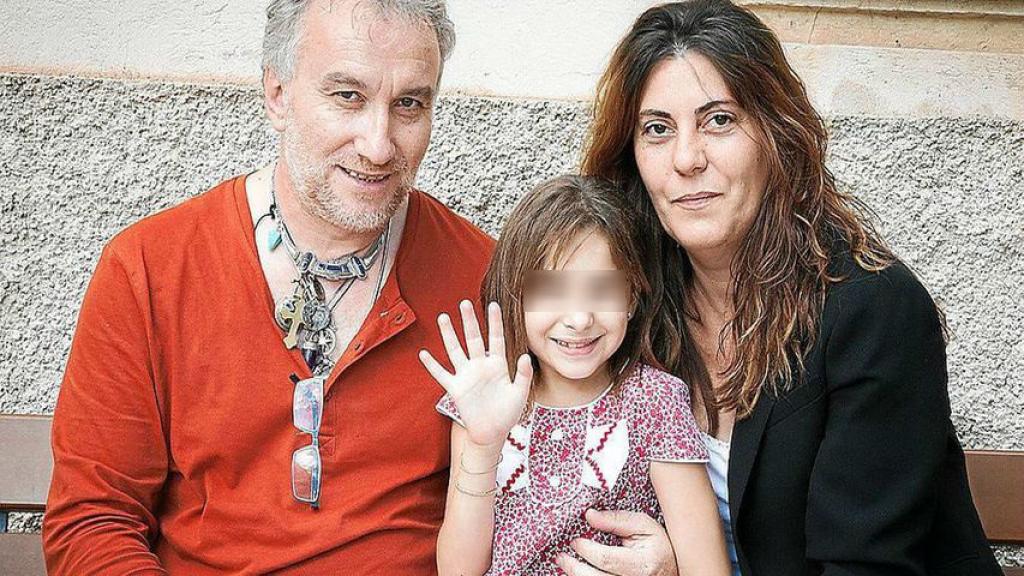 Nadia en una imagen junto a sus padres