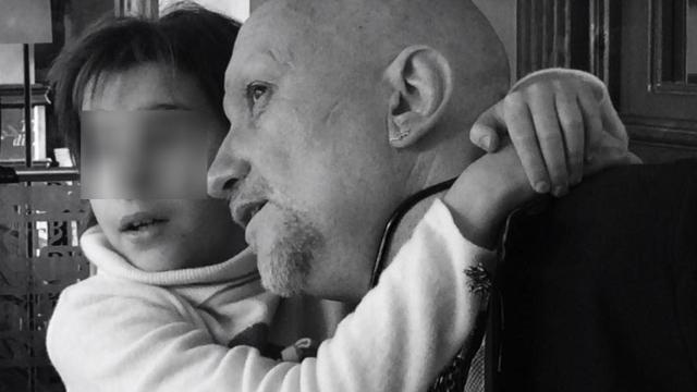 La pequeña Nadia junto a su padre, Fernando Blanco.