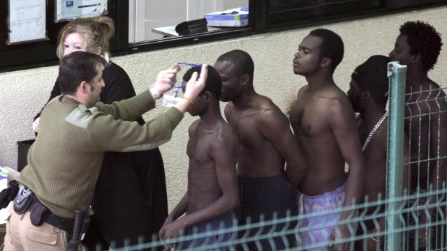 Al menos 250 inmigrantes entran en Ceuta a través de la valla