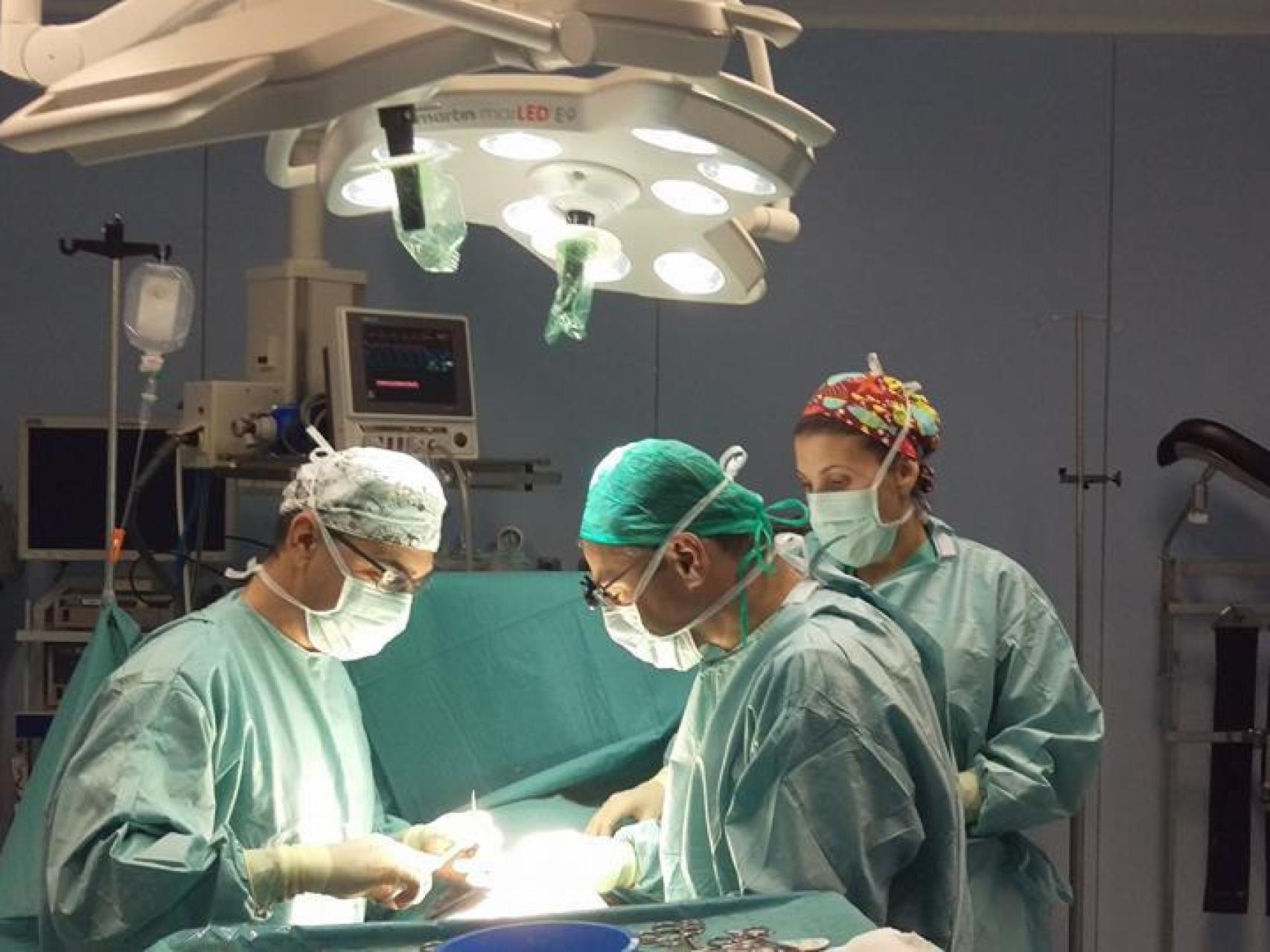 Al año, Jethon recibe a unos 300 hombres para agrandar su pene.