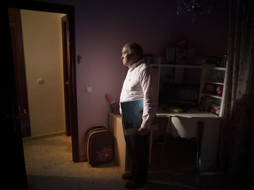 El padre adoptivo de Maloma, Pepe Morales, con la maleta de viaje de su hija que trajo vacía tras su retención.