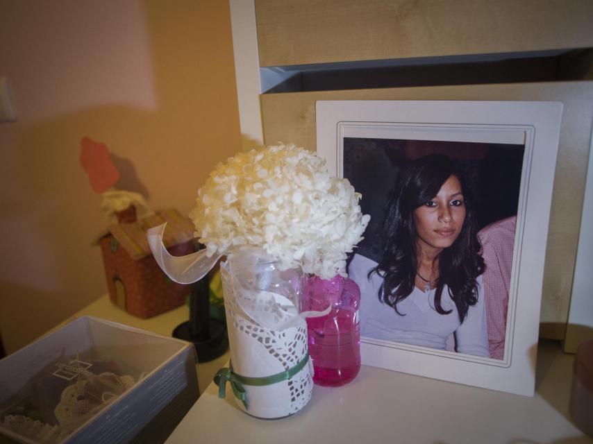 Un retrato de Maloma en su habitación.